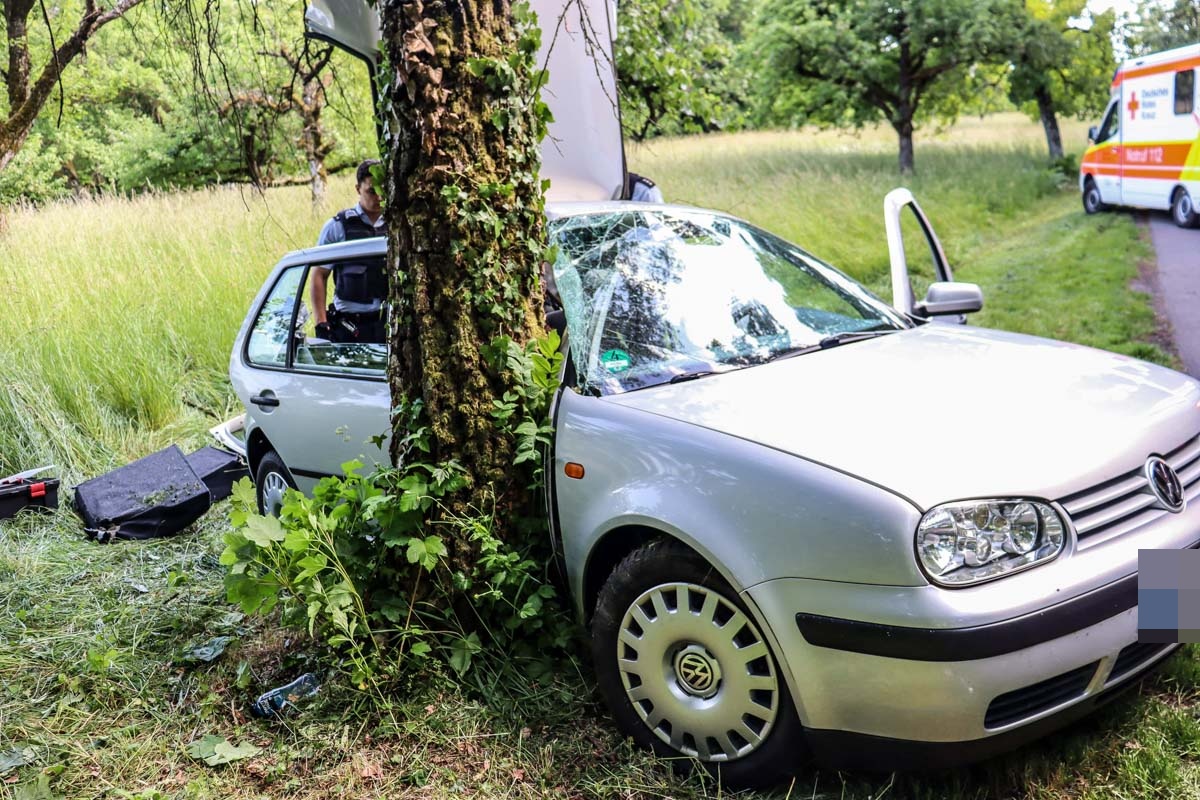 Herrenberg (Schlossberg): Pkw von Fahrbahn abgekommen und gegen Baum geprallt – alle vier Insassen verletzt –