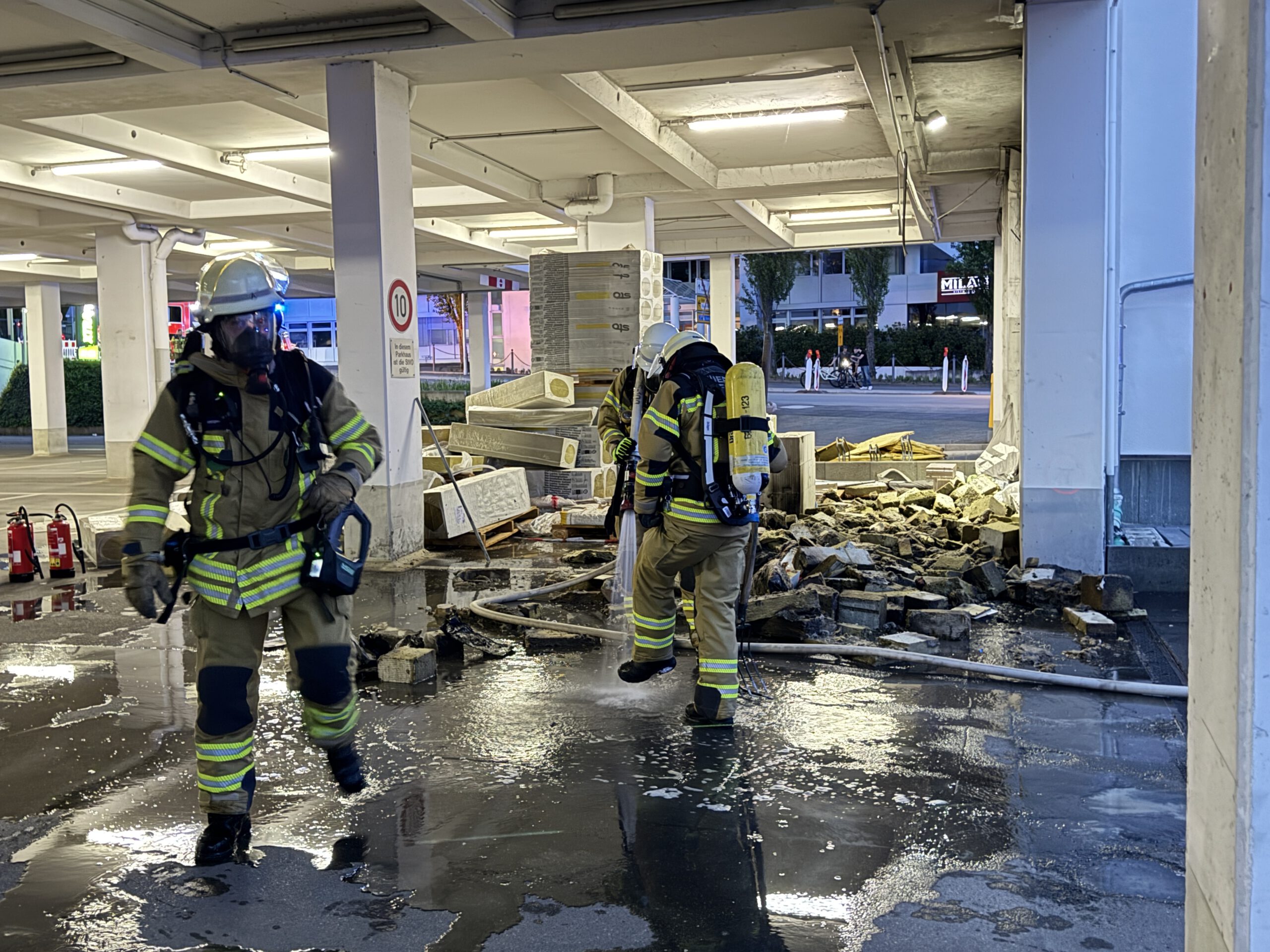 Sindelfingen: Brand von Baumaterial auf Parkdeck