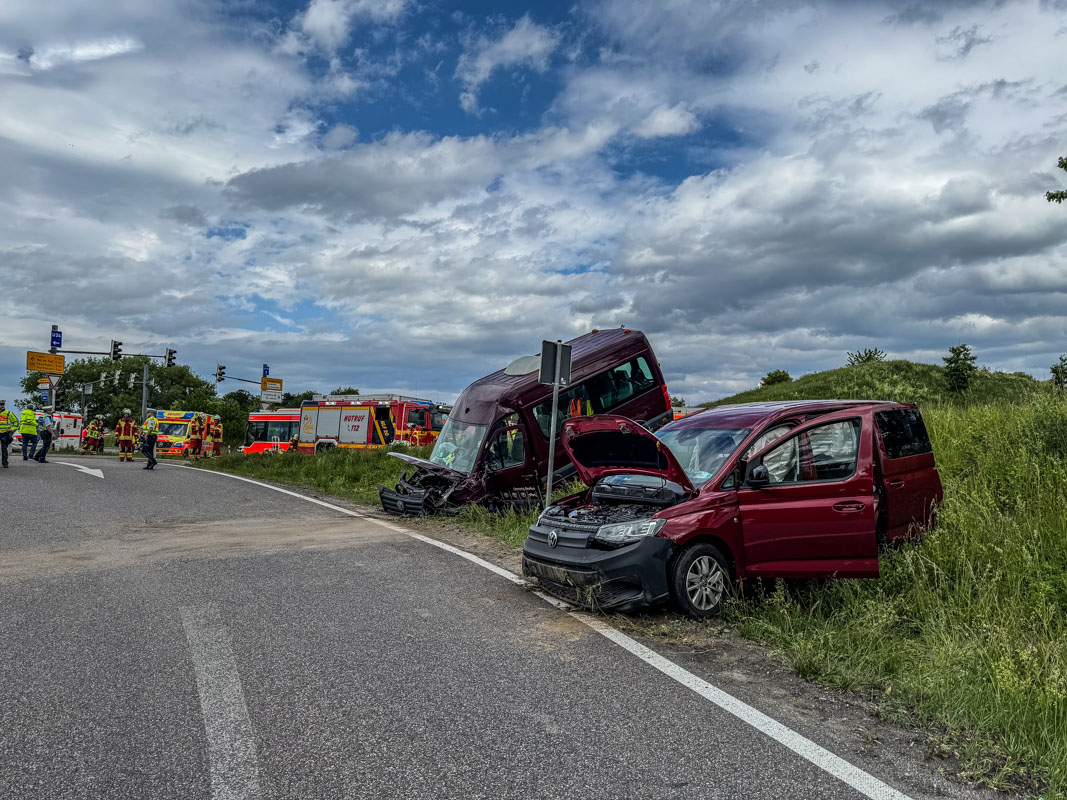 BAB 8, Leonberg-West: Verkehrsunfall mit Kleinbus und zehn verletzten Personen