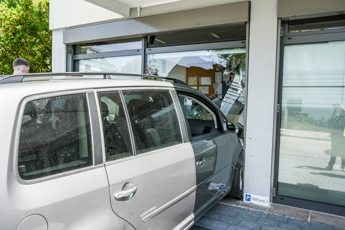 Sindelfingen: PKW kracht in Schaufenster eines Bestattungshaus