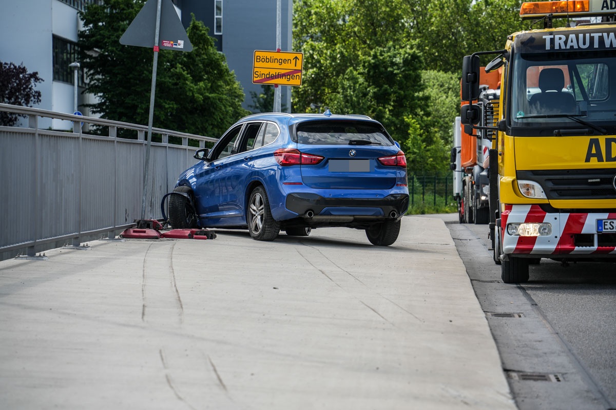 Sindelfingen: BWM knallt gegen Brückengeländer über der Autobahn