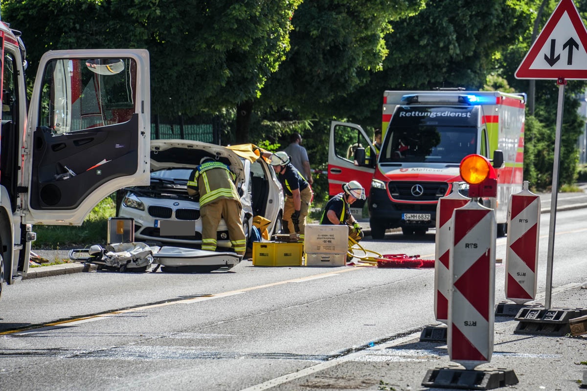 Sindeflingen: Radlader kollidiert mit PKW beim Rückwärtsfahren