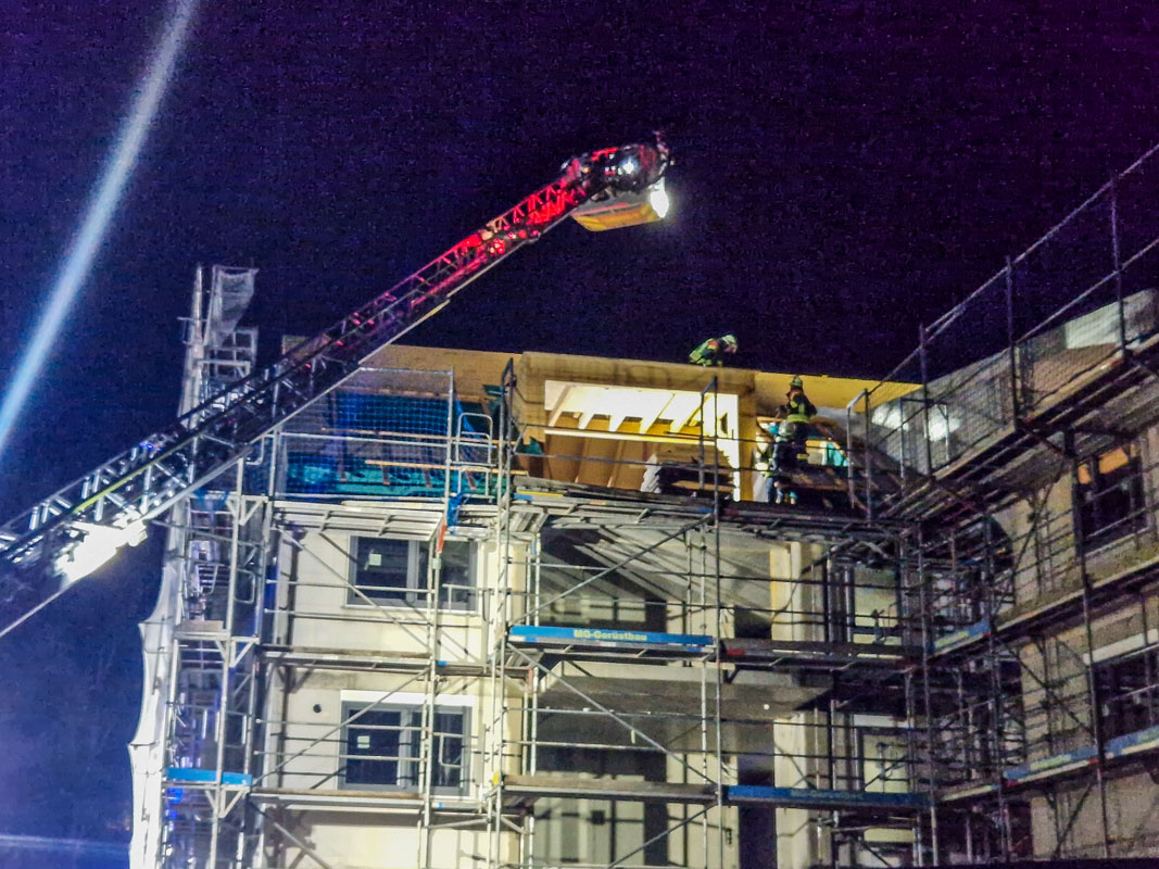Herrenberg: Dachbereich eines unbewohnten Neubaus in Brand geraten
