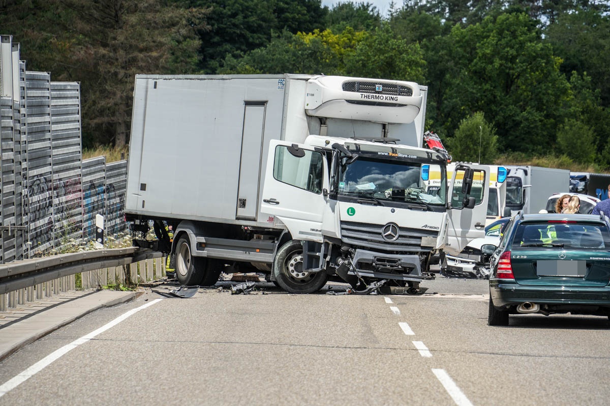Magstadt: VW kollidiert mit LKW auf der Bundesstraße