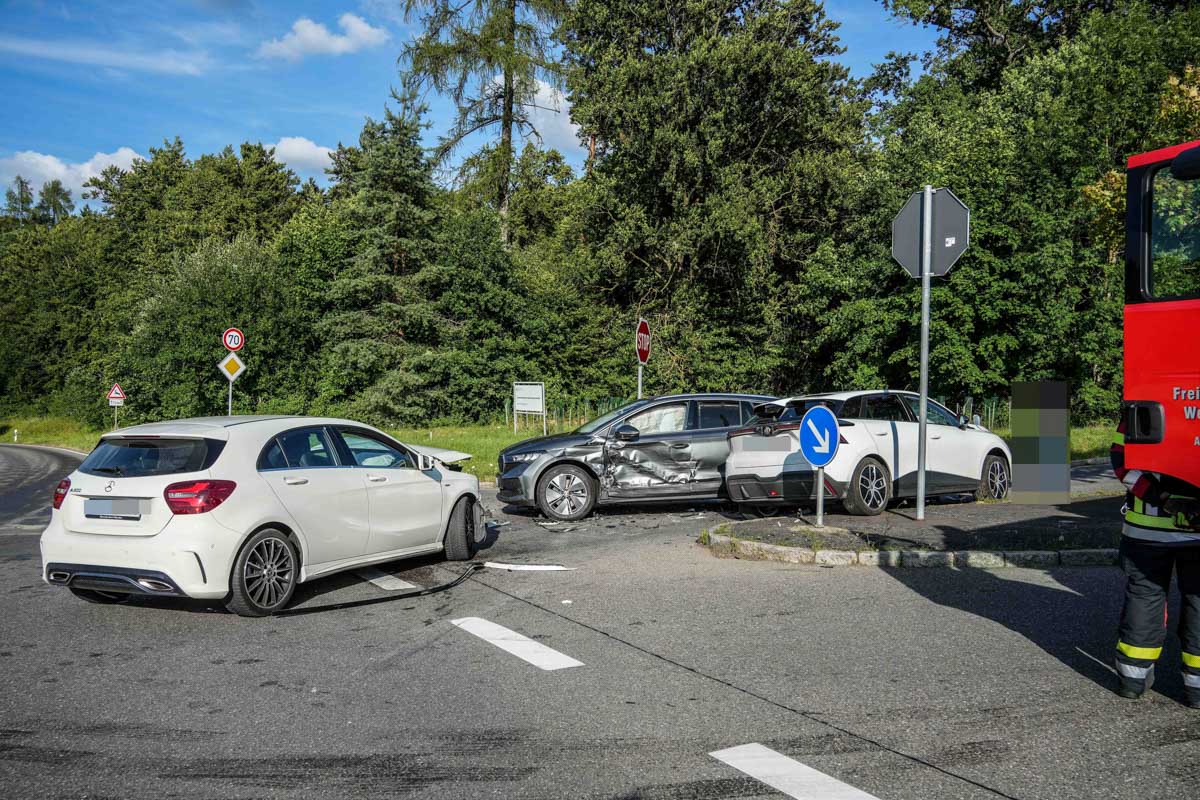 B295 Gemarkung Renningen: Vorfahrtsmissachtung fordert drei kaputte Autos und zwei Verletzte