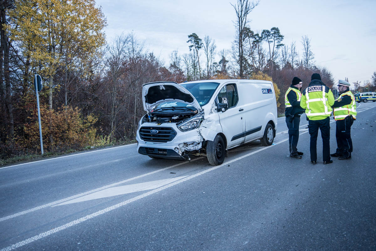 Böblingen: Ford Transit kracht in Gegenverkehr