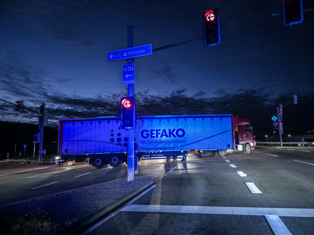 Leonberg: Verkehrsunfall an der Anschlussstelle Leonberg-West – LKW verliert Anhänger