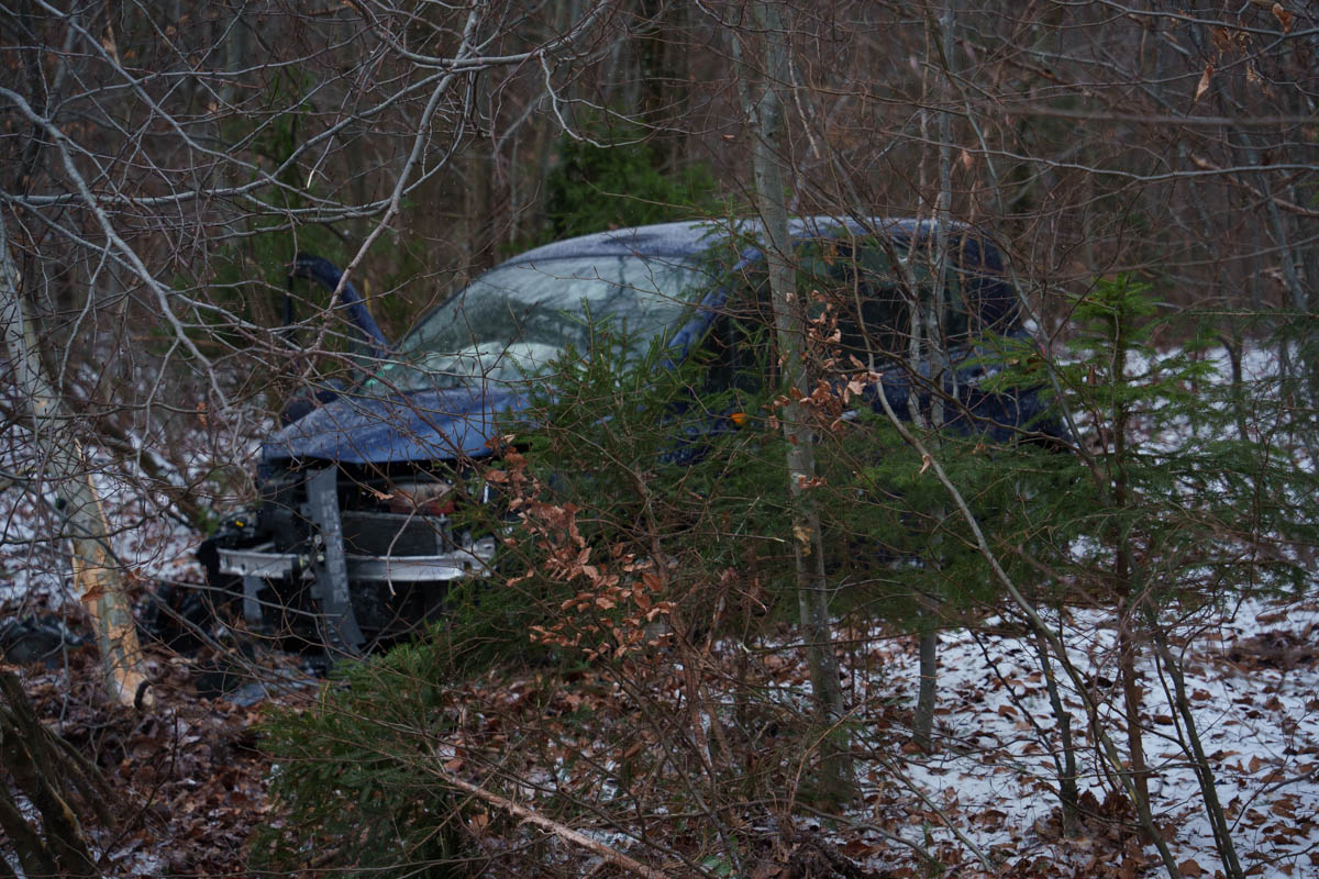 Leonberg-Warmbronn: PKW kommt von der Straße ab und landet im Wald