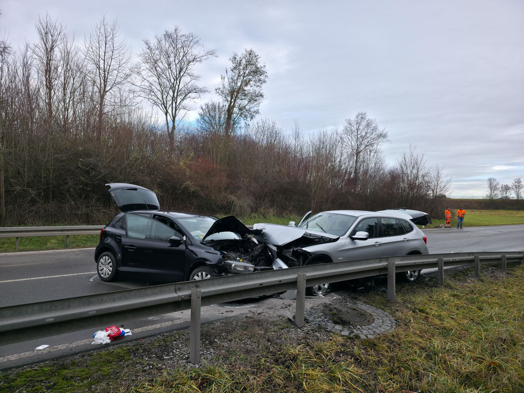 Herrenberg: Unfall im Begegnungsverkehr fordert drei verletzte Personen