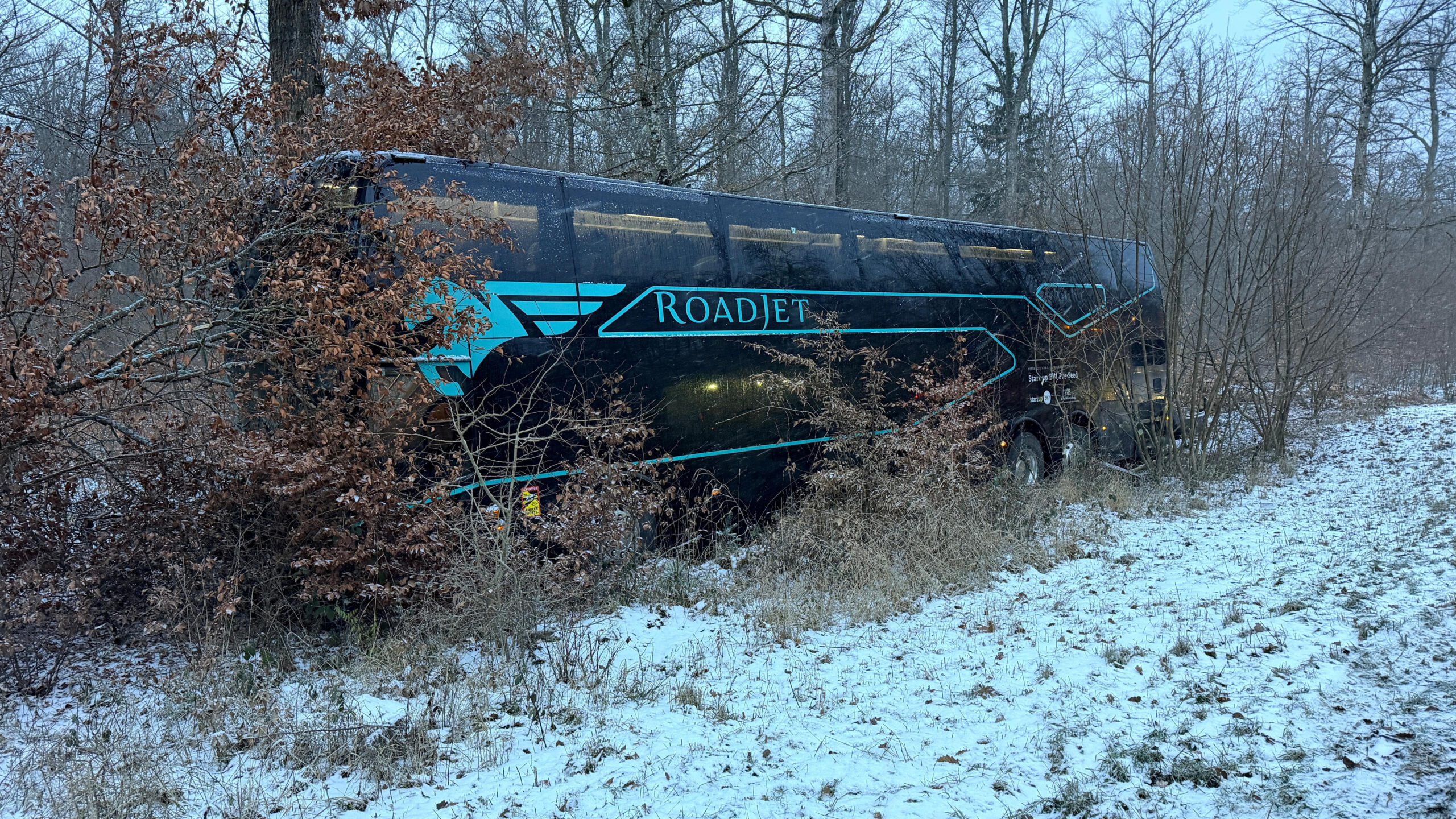 L1362Herrenberg: Reisebus nach Ausweichmanöver stark beschädigt – Zeugen gesucht