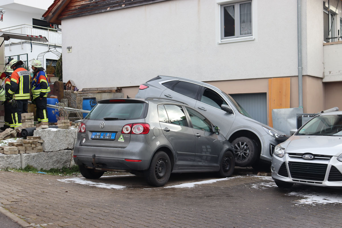 Herrenberg-Mönchberg: PKW kollidiert mit Hauswand und zwei weiteren Fahrzeugen