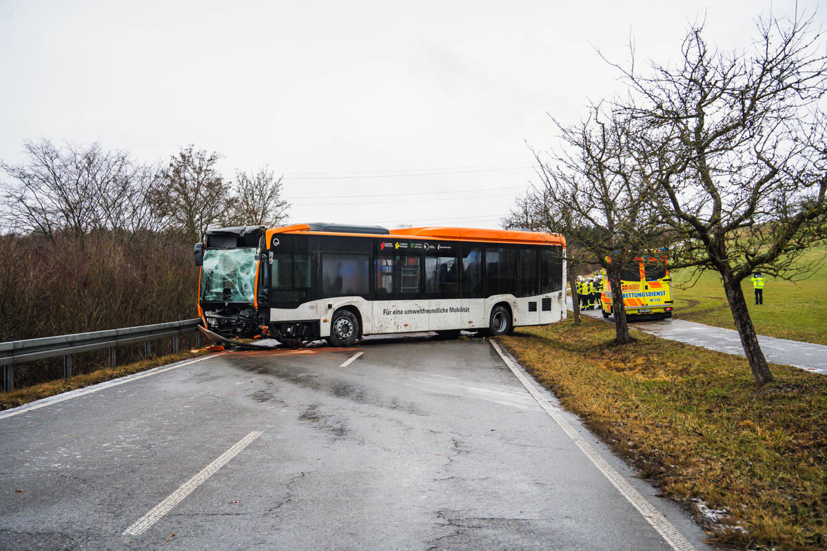 K1050Weil im Schönbuch – Unfall mit Linienbus fordert eine verletzte Person