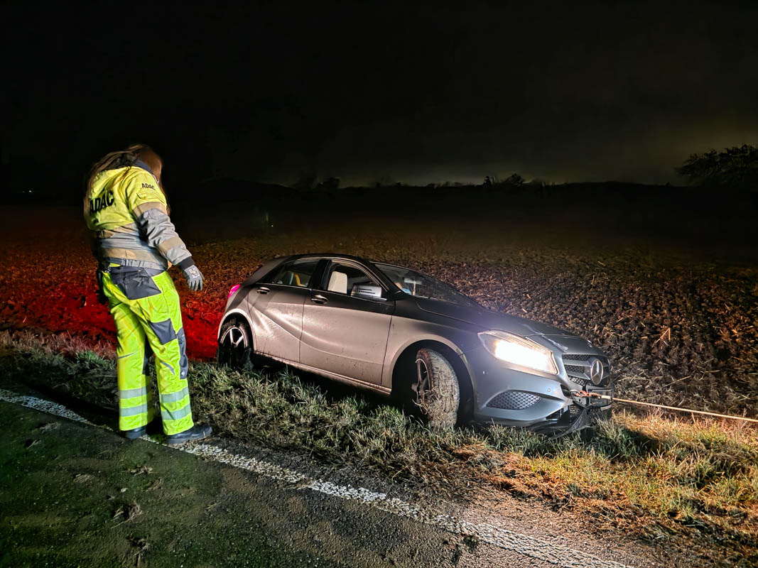 Ehningen: Mercedes kommt von der Straße ab