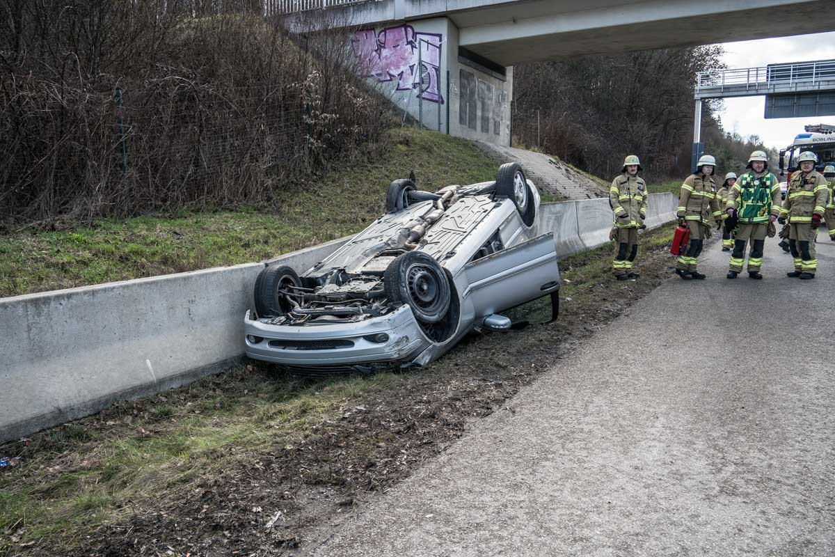 A81 Böblingen: Mercedes überschlägt sich