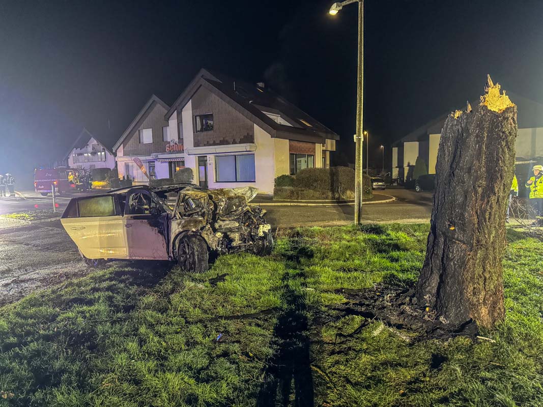 Renningen – PKW kollidiert mit Baum und fängt Feuer