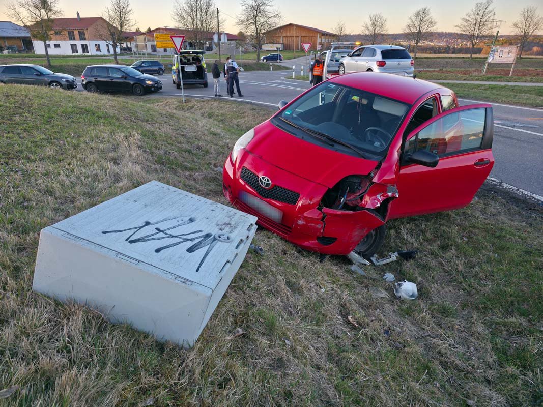 Weil im Schönbuch – Misslungener Abbiegevorgang führt zu Frontalunfall und endet für ein Fahrzeug im Acker