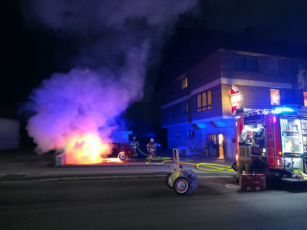 Sindelfingen-Maichingen: Hybrid Fahrzeug brennt lichterloh auf Parkplatz