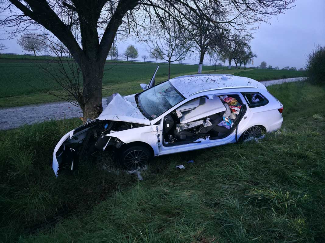 Sindelfingen: 28-Jähriger kollidiert mit Baum – Zeugen gesucht