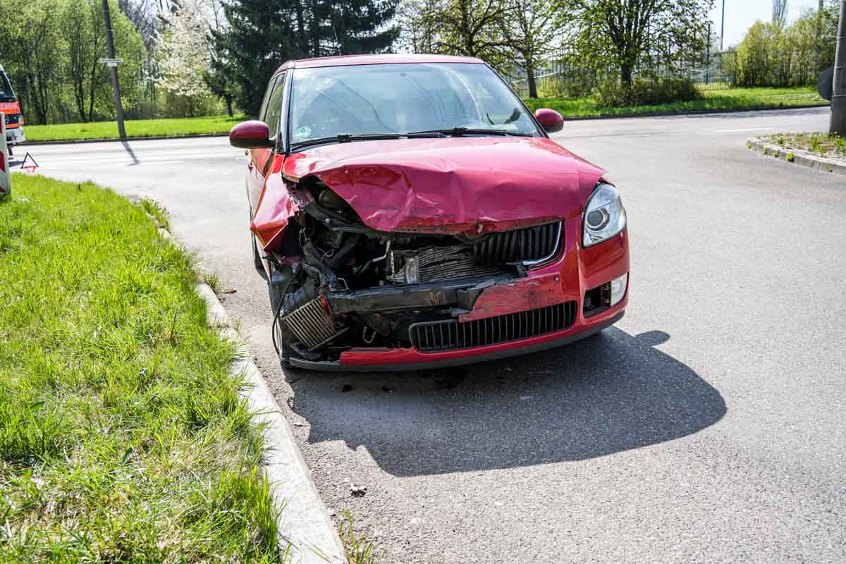 Sindelfingen: Unfall zwischen Motorrad und PKW – Motorradfahrer dank sehr guter Schutzkleidung nahezu unverletzt