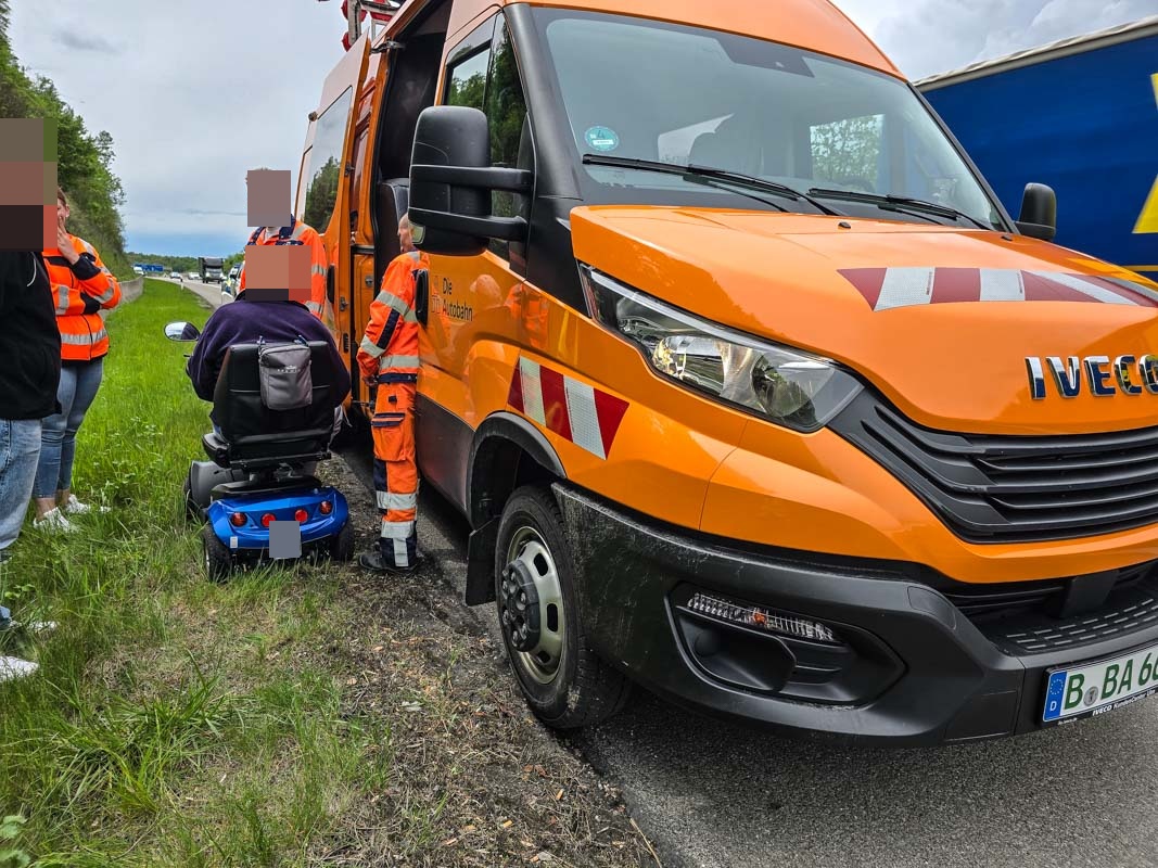 A81 Hildrizhausen: Rollstuhlfahrer verirrt sich auf die Autobahn