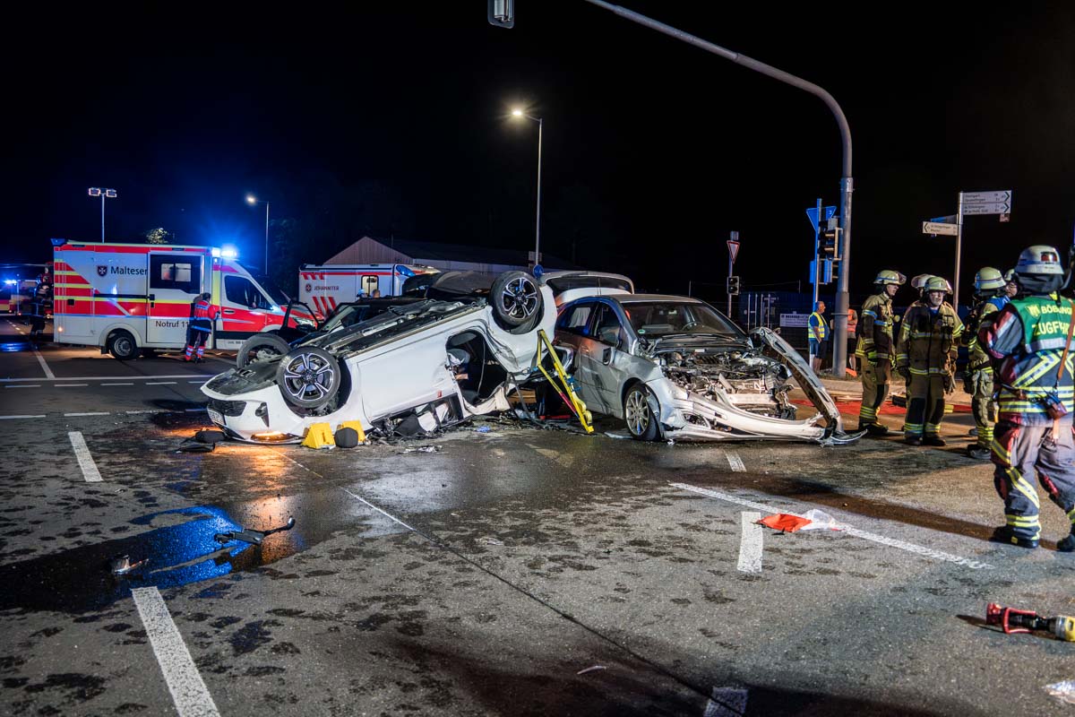 Böblingen: Schwerer Verkehrsunfall mit drei beteiligten Fahrzeugen