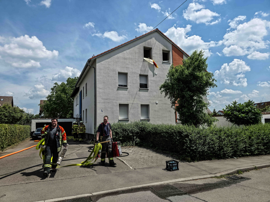 Steinenbronn: Wohnungsbrand in Dachgeschosswohnung – Bewohnerin verletzt