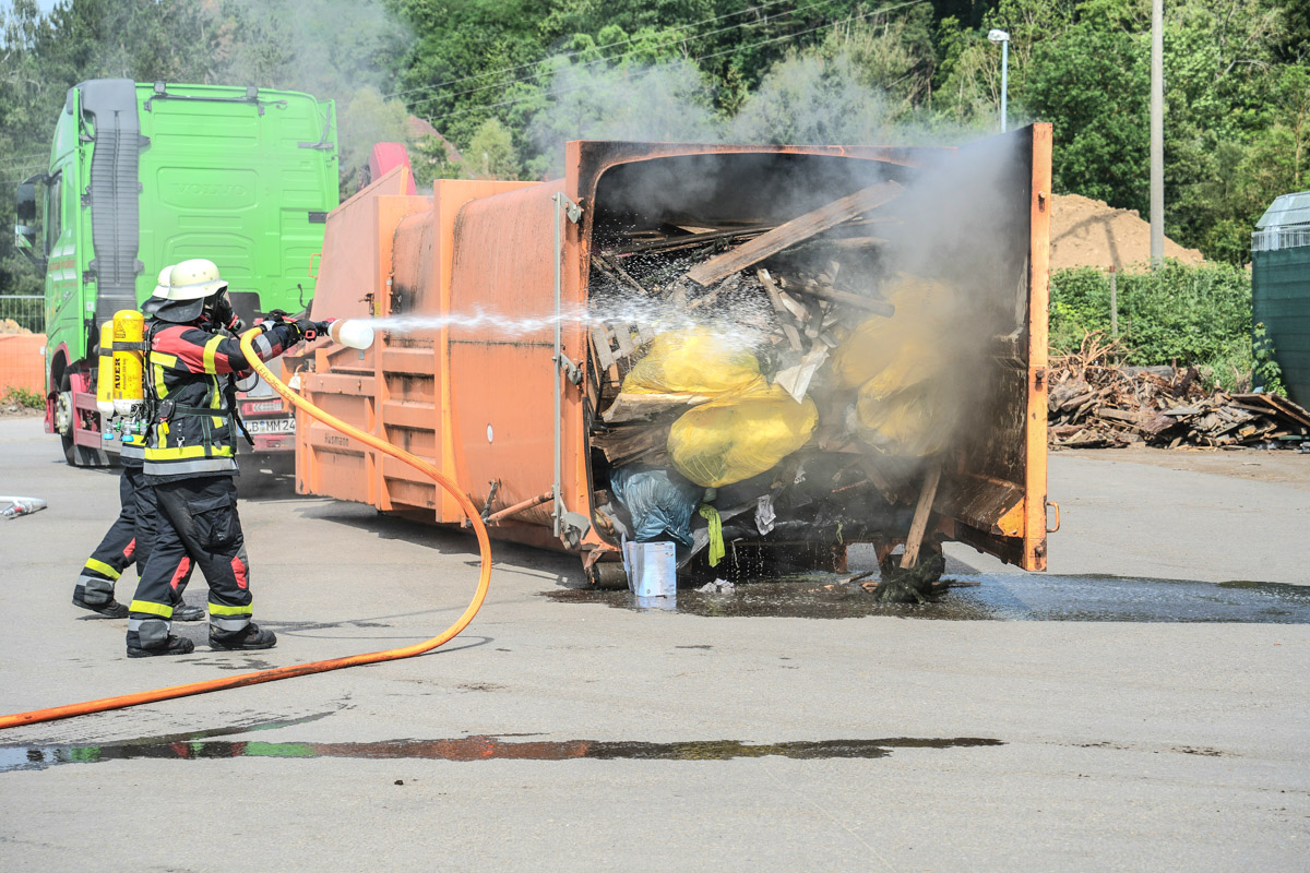 Weil der Stadt: Brennender Sperrmüllcontainer sorgt für Feuerwehreinsatz auf Wertstoffhof