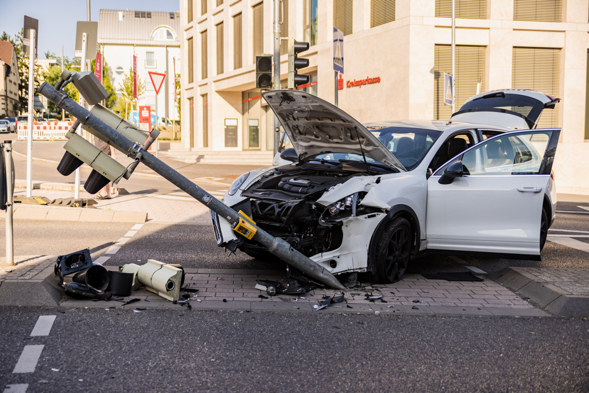Leonberg (Grabenstraße/K1012): Porsche prallt gegen Ampelmast
