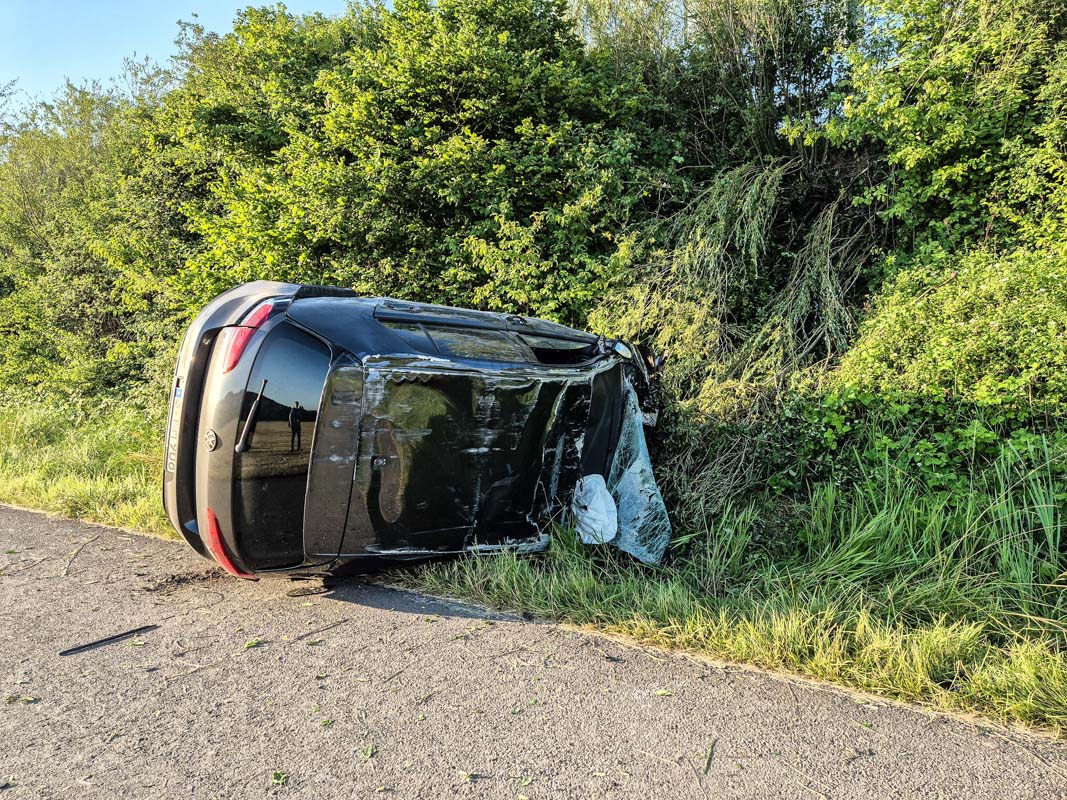 Leonberg: Fahrzeuginsassen flüchten nach Unfall – Zeugen gesucht