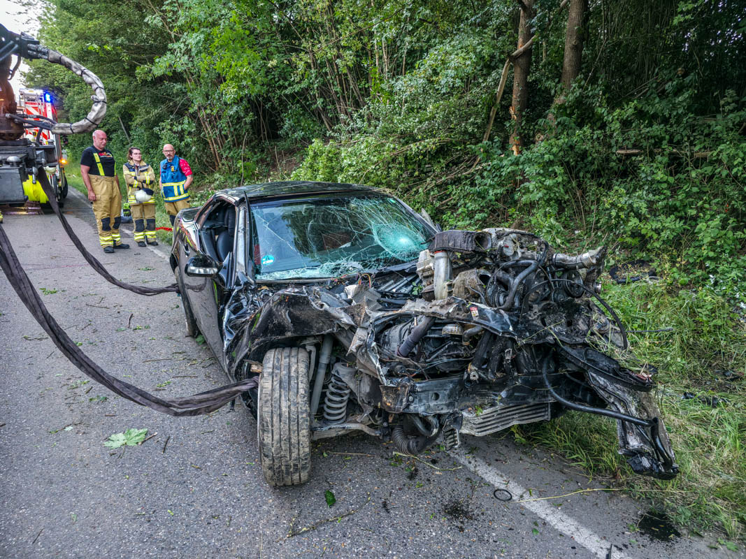 Sindelfingen (Gottlieb-Daimler-Straße): Fahrzeuglenker nach Überschlag schwer verletzt
