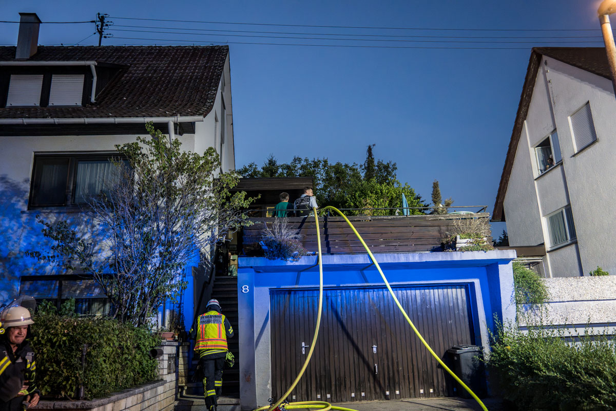 Grafenau-Döffingen: Schmorbrand in Gartenhaus – Eine Person verletzt