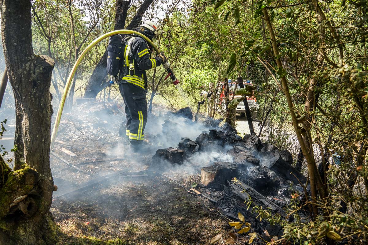 Grafenau-Döffingen: Holzschuppen wird ein Raub der Flammen