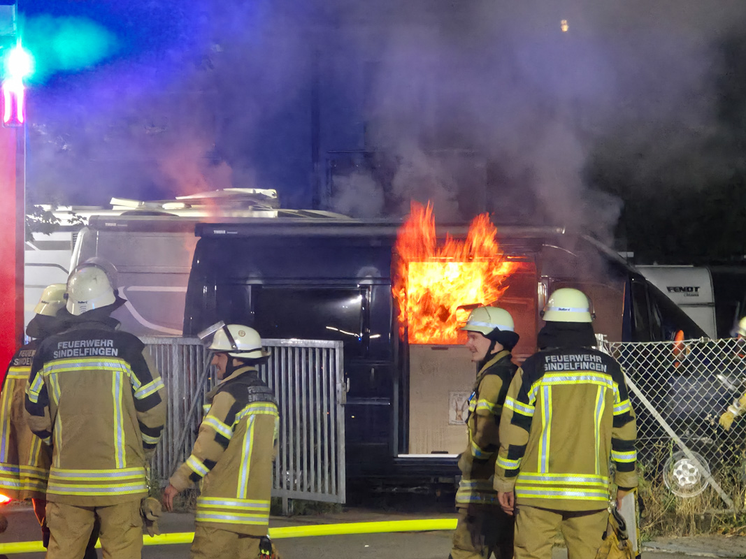 Sindelfingen: Wohnmobile in Brand geraten