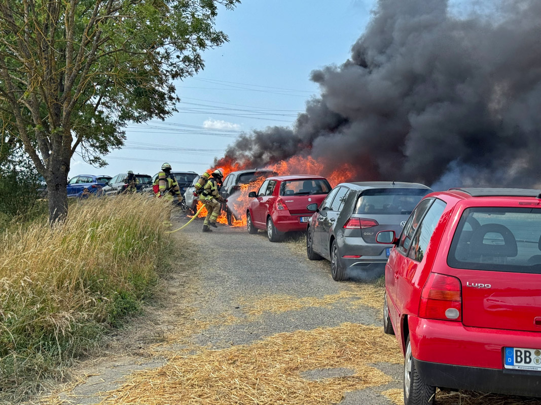 Sindelfingen-Maichingen: Einsatz während Festumzug – zwei PKW und Feld wird ein Raub der Flammen
