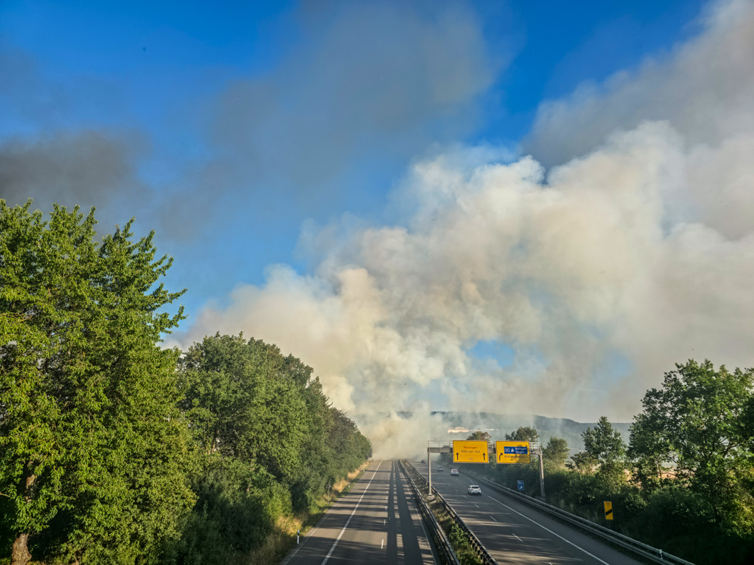 Böblingen: Großer Flächenbrand auf Getreidefeldern