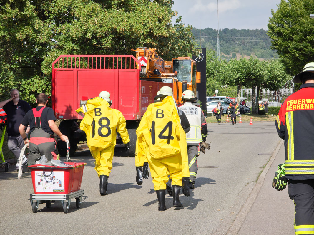 Gefahrstoffeinsatz im Industriegebiet Gültstein – Chemische Reaktion in Betrieb sorgt für Großeinsatz