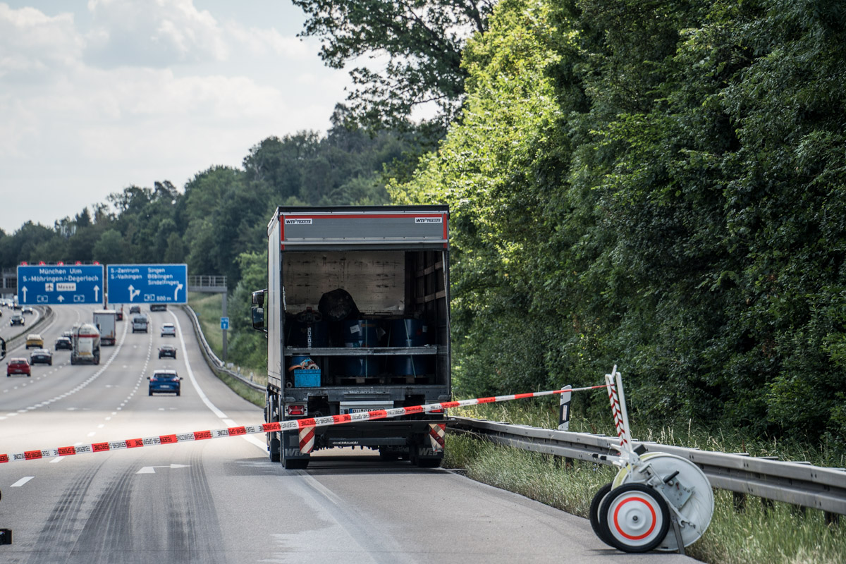 BAB 8/Sindelfingen: entzündbarer flüssiger Stoff in Gefahrguttransporter ausgelaufen
