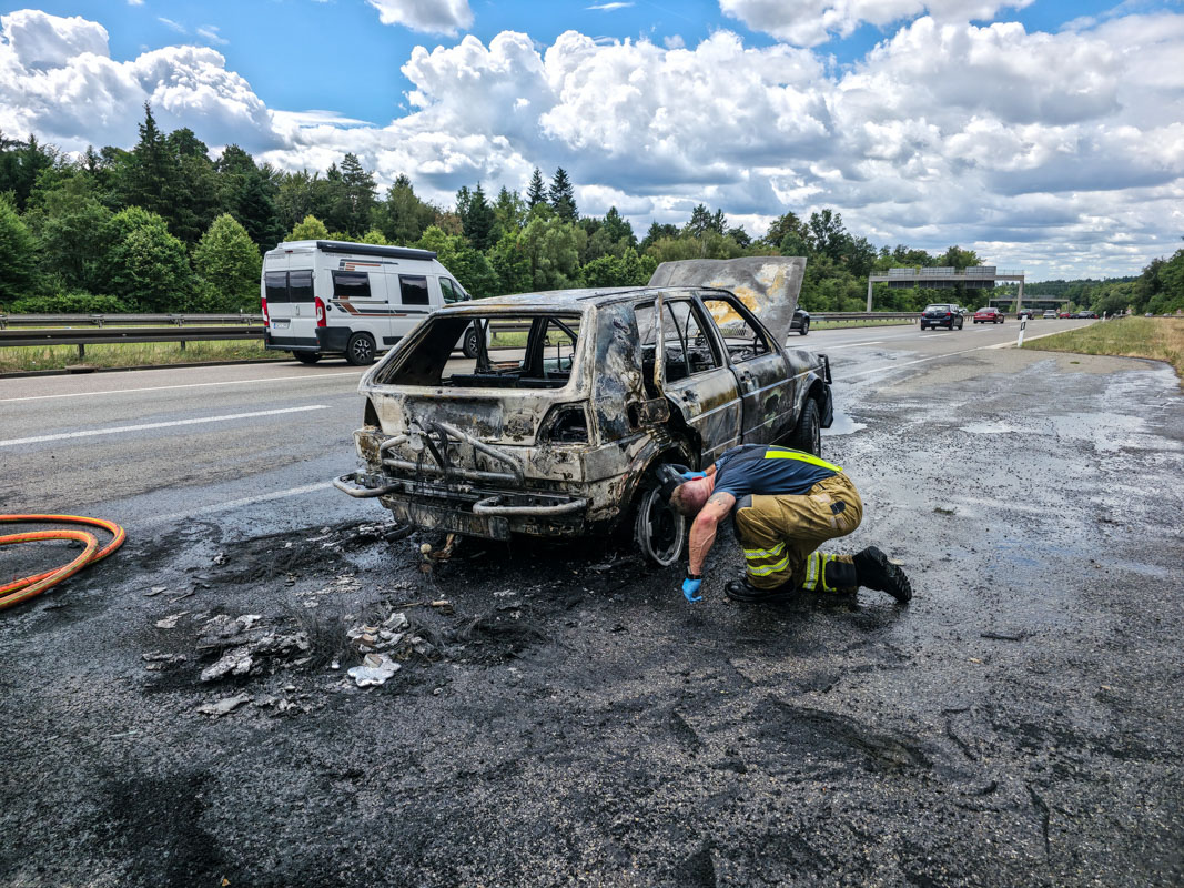 A8 Sindelfingen: Oldtimer VW Golf wird ein Raub der Flammen