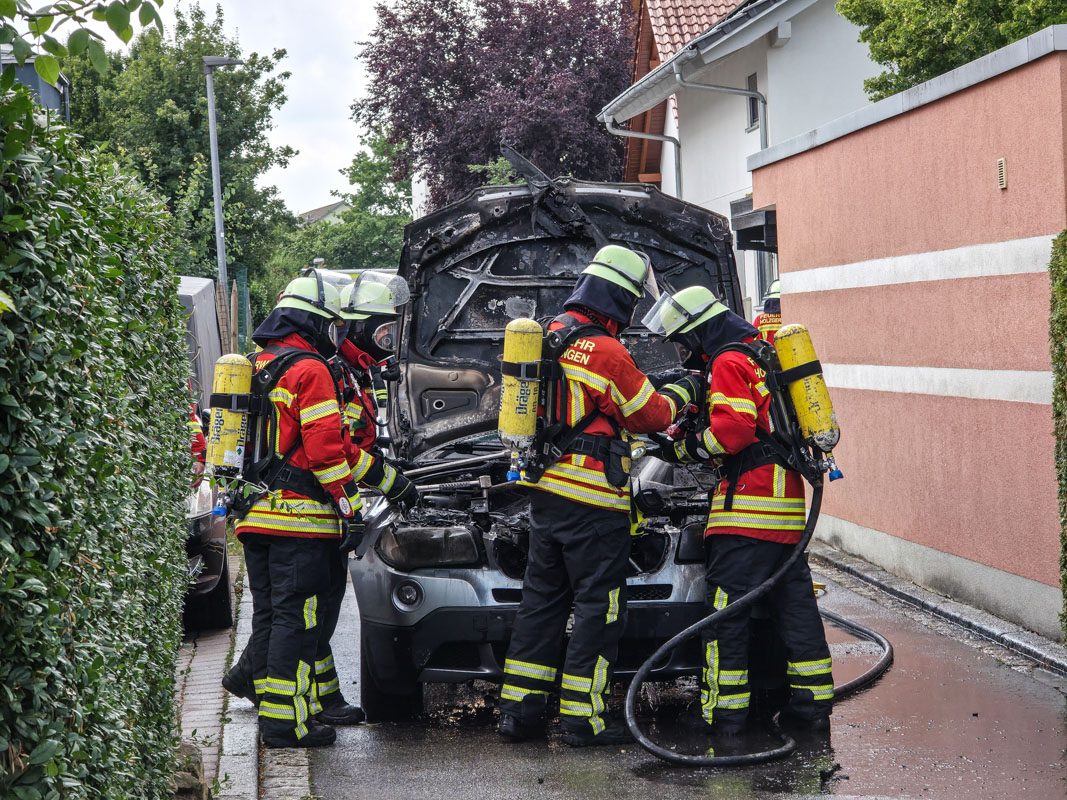 Holzgerlingen: Fahrzeugbrand hält die Feuerwehr auf Trab