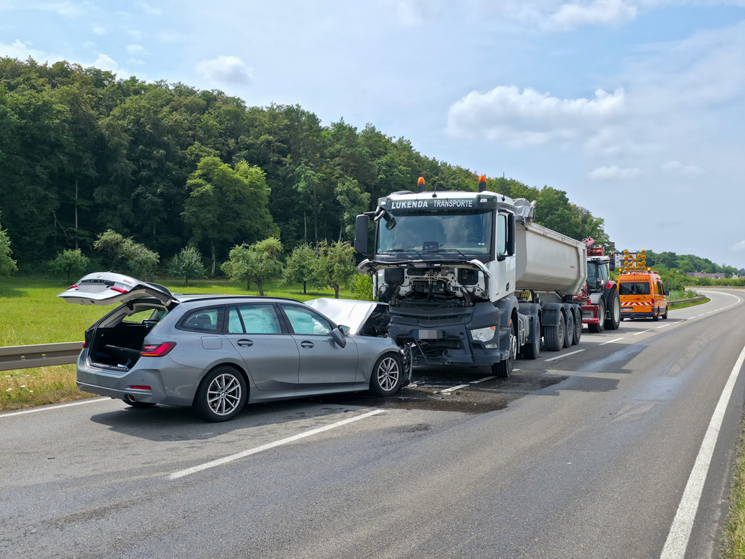 B295 Renningen: Unfall zwischen PKW und LKW
