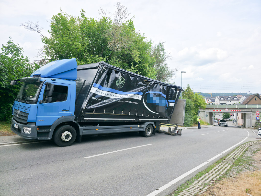 Magstadt: LKW streift Brücke in Schafhausener Strasse