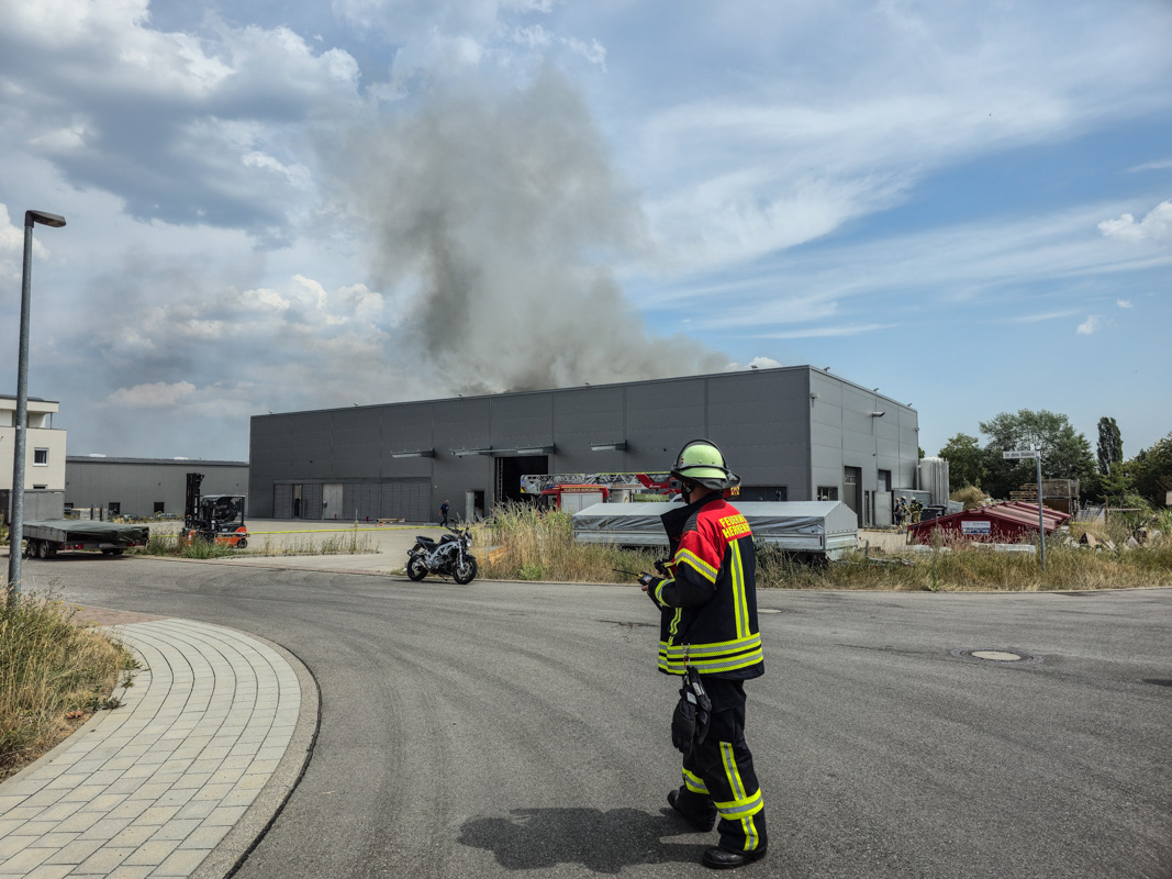 Gäufelden-Nebringen: Fräsmaschine brennt in Produktionshalle
