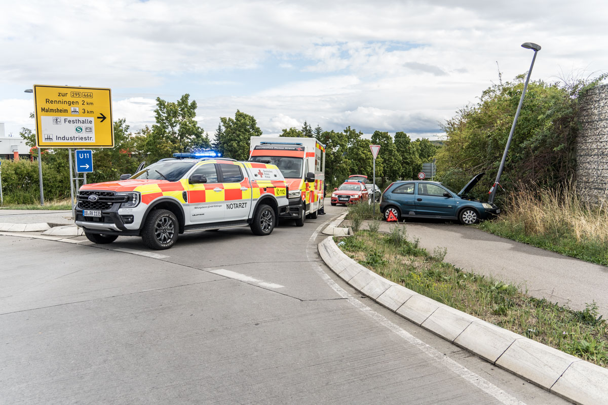 Renningen: Opel kracht gegen Straßenlaterne