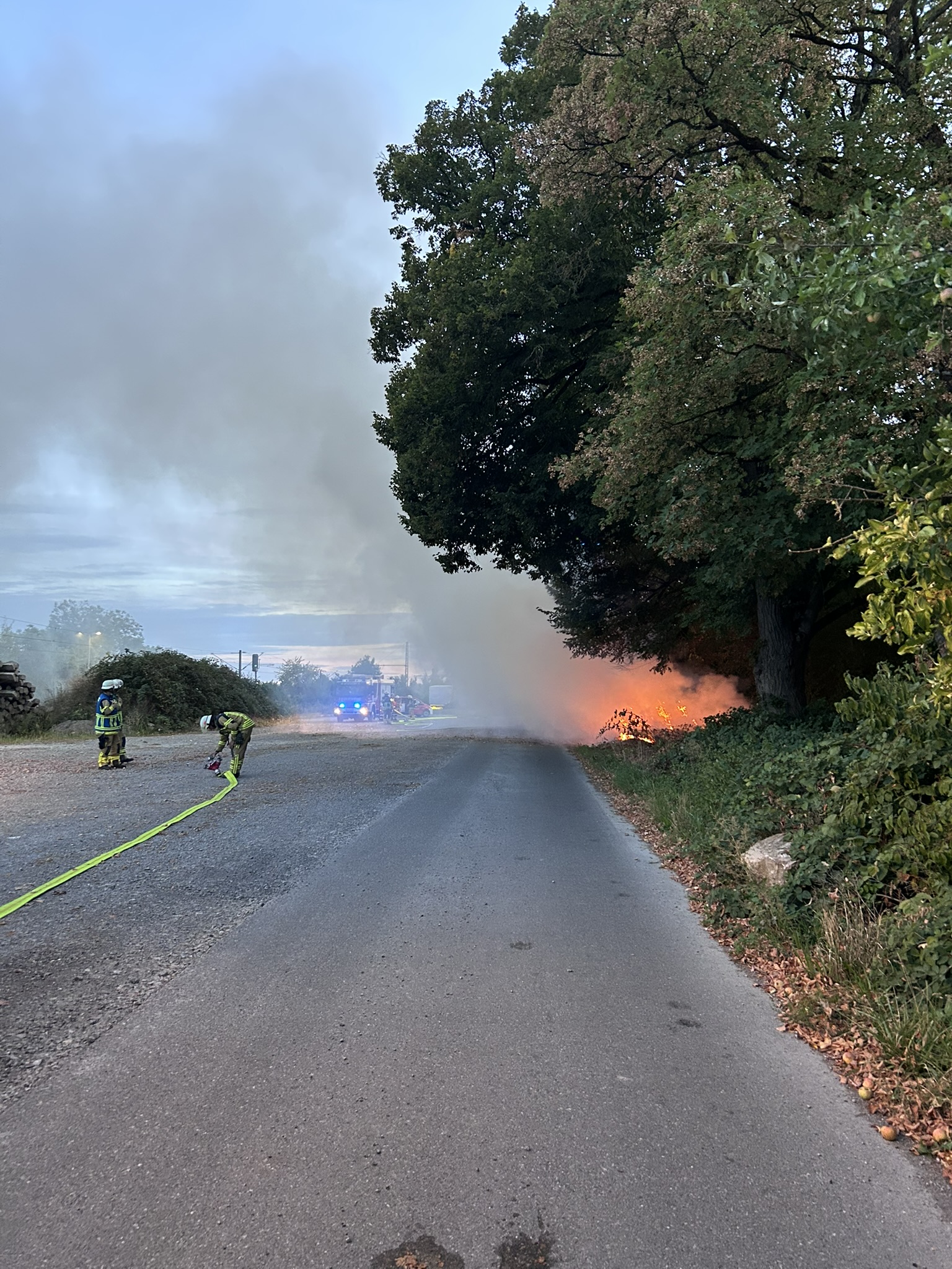 Gäufelden: Brand auf Grünstreifen – Rauchentwicklung sichtbar