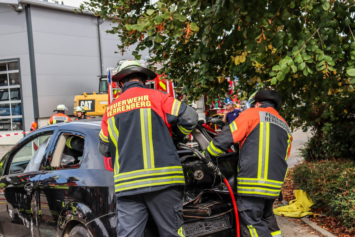 Herrenberg-Kuppingen: Verkehrsunfall in Kuppingen – Feuerwehr zeigt ihr Können vor Publikum