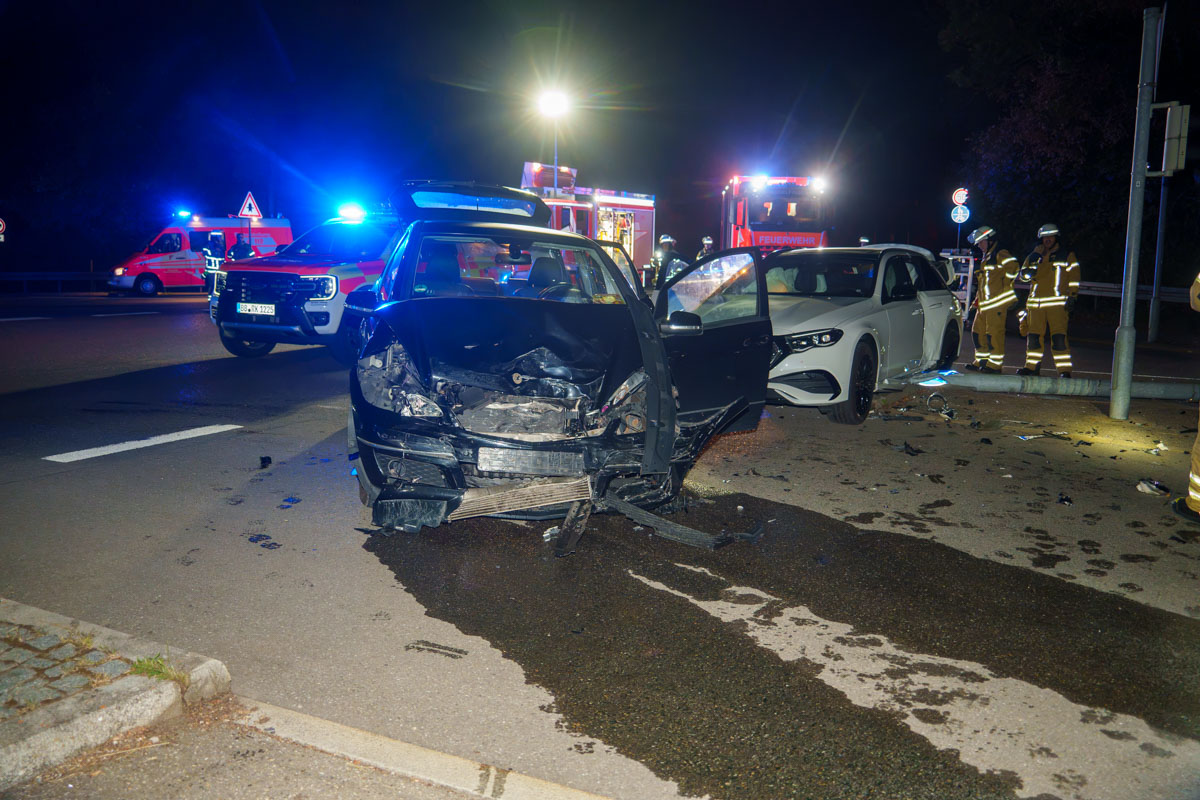 Sindelfingen: Schwer verletzte Person und hoher Sachschaden nach Verkehrsunfall