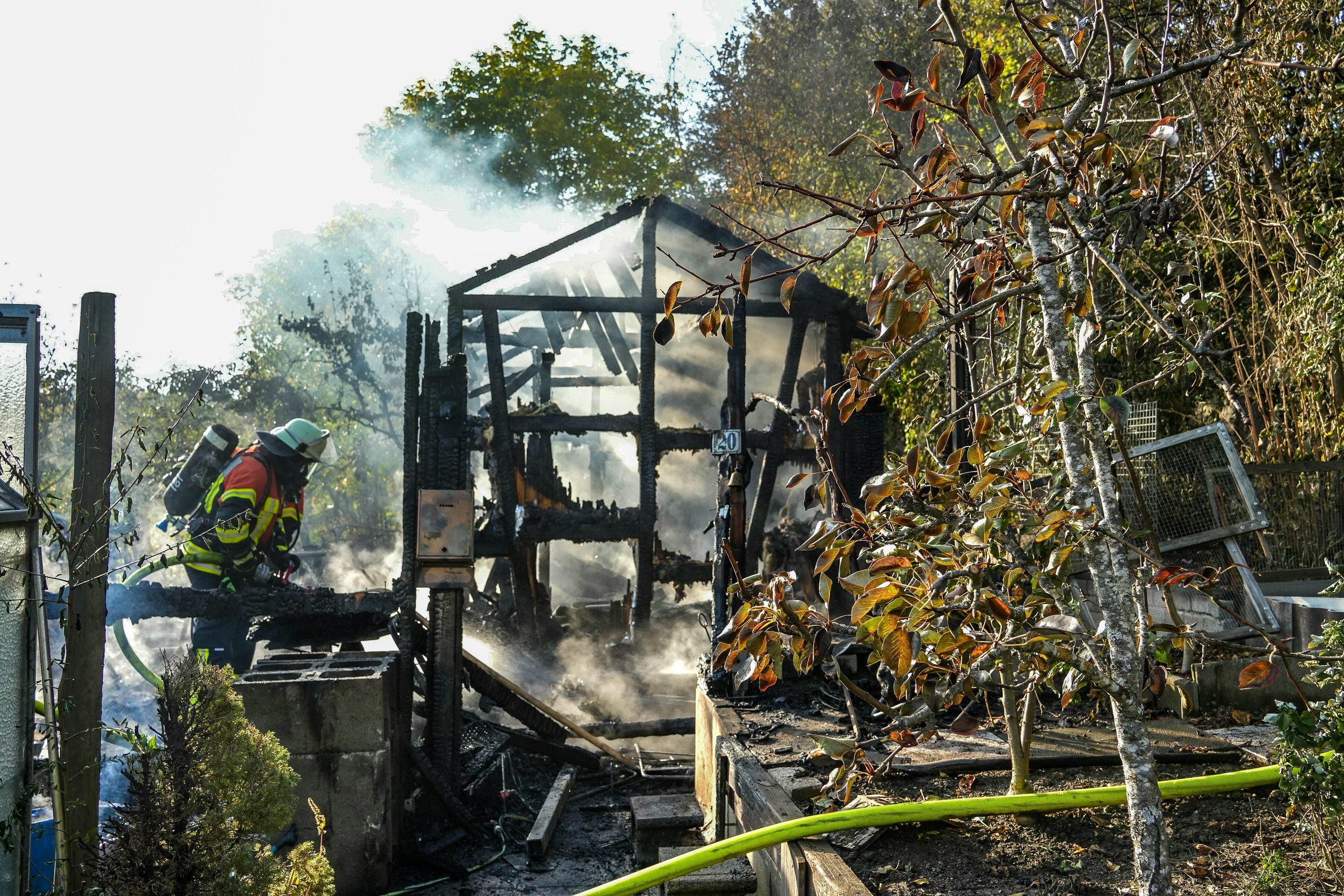 Herrenberg: Gartenhaus in Kleingartenanlage in Brand geraten – eine Person schwer verletzt