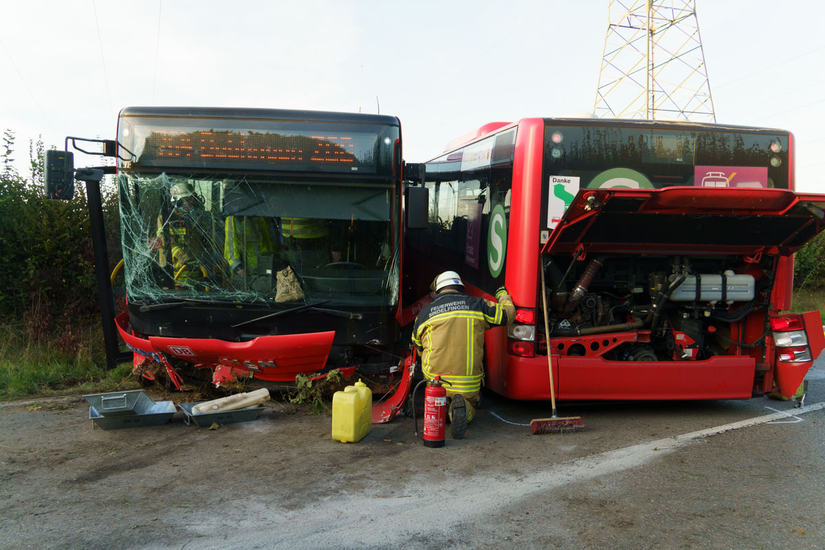 Darmsheim (K1066 Aidlingen – Darmsheim): Schwerer Verkehrsunfall mit Gelenkbus