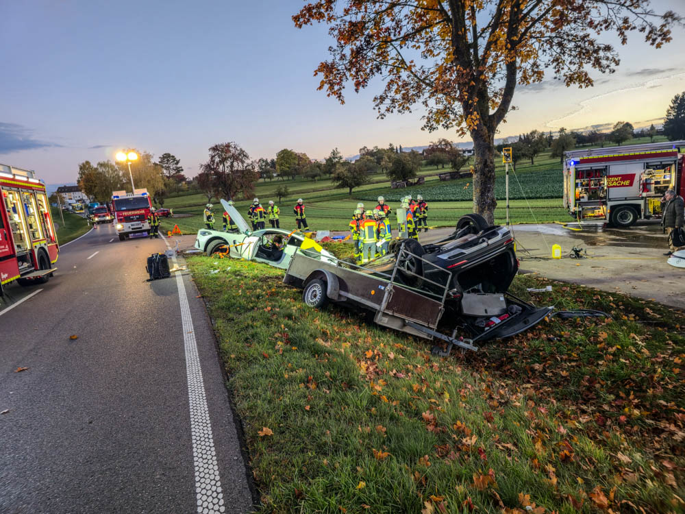 Oberjesingen: Mercedes kracht beim Überholen in Seat samt Anhänger – drei Verletzte