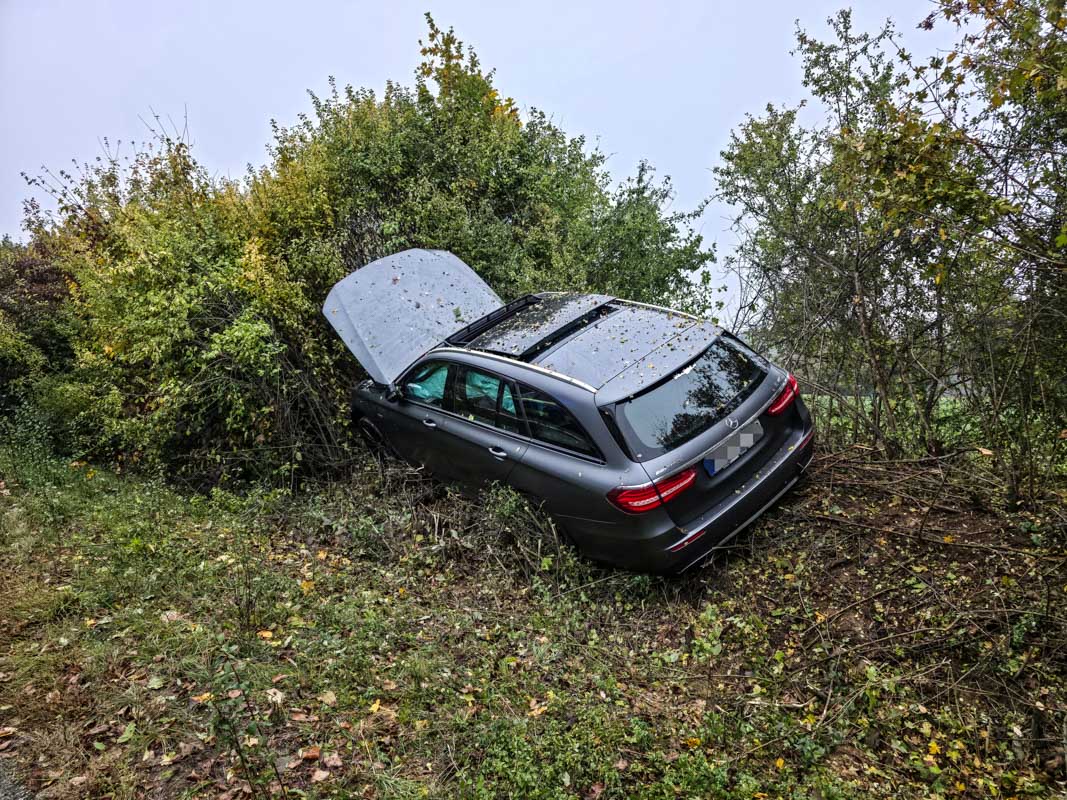 Renningen: Mercedes fliegt aus der Kurve und landet im Gestrüpp